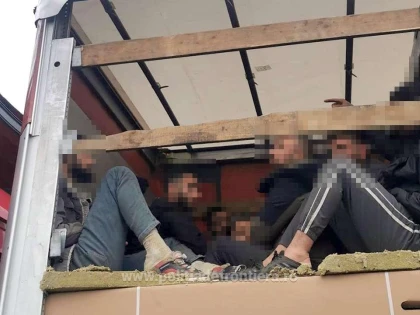 39 de cetăţeni străini depistați ascunși la Nădlac II, în două TIR-uri