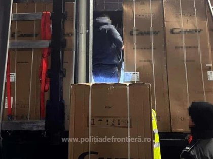 39 de refugiați, depistați ascunși în mijloace de transport la Nădlac II