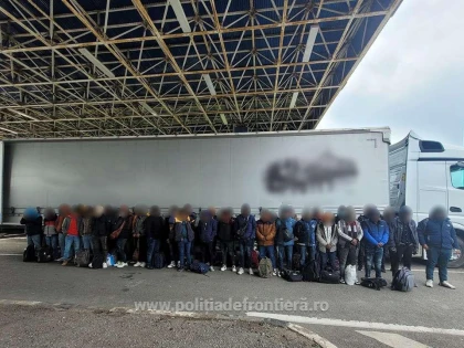 40 de refugiați au fost depistaţi într-un automarfar, în vama Nădlac