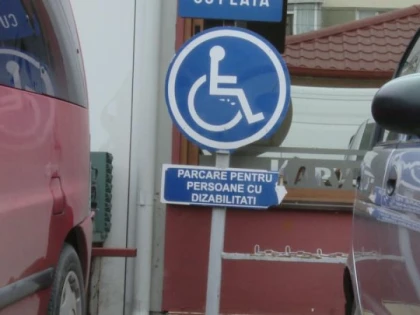 40% dintre legitimaţiile de handicap verificate în Arad, pentru parcare gratuită, erau fotocopiate