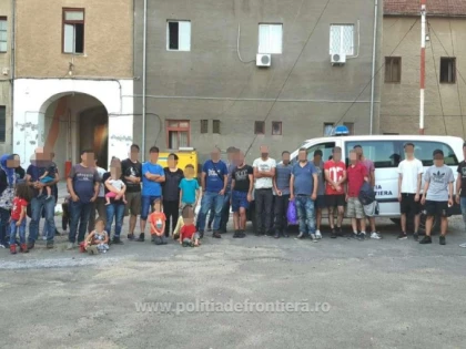 42 de persoane au încercat să treacă frontiera, ascunse într-un autocamion