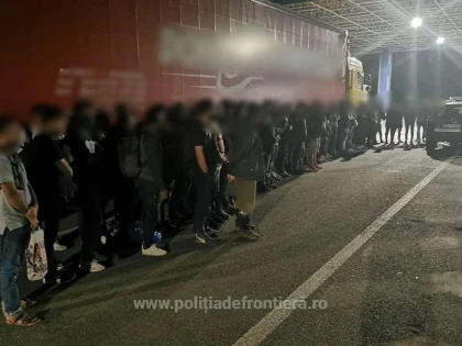 43 de refugiați au încercat să treacă în Ungaria ascunși în două TIR-uri încărcate cu semințe de floarea soarelui și mase plastice