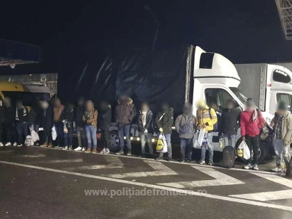 45 de cetăţeni străini, depistați ascunși în mijloace de transport de către polițiștii de frontieră arădeni