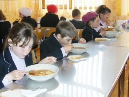 450 de elevi arădeni vor beneficia de programul ”Masa caldă”