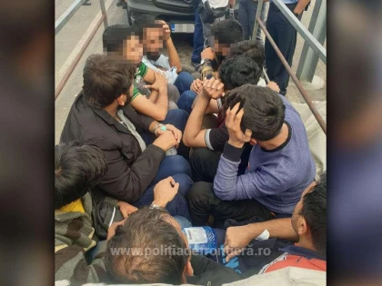 46 de refugiați au încercat să treacă frontiera ascunși în mijloace de transport