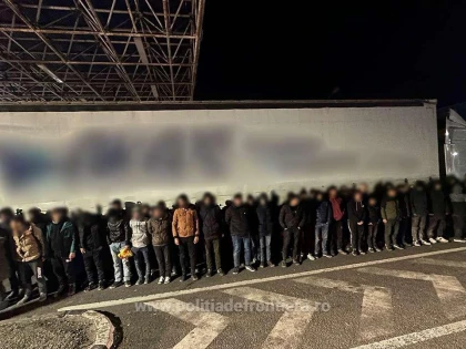 47 de cetățeni străini, depistați ascunși în două TIR-uri, la Nădlac II