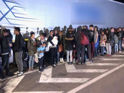 47 de migranți au încercat să treacă vama Nădlac ascunși într-un TIR