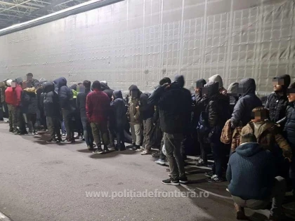 48 cetăţeni străini, descoperiți ascunşi în remorca unui automarfar în vama Nădlac   