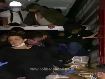 48 de refugiați au fost găsiți într-un TIR în vama Nădlac II