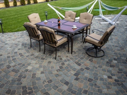 5 Sfaturi utile pentru a crea o oază verde de relaxare într-o curte mică