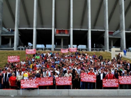 500 DE ARADENI AU PARTICIPAT LA LANSAREA LUI VICTOR PONTA