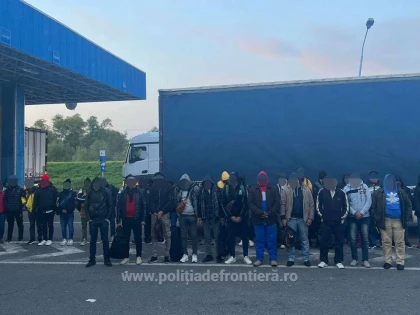 51 de migranți, ascunși în două mijloace de transport, depistați la P.T.F. Nădlac II