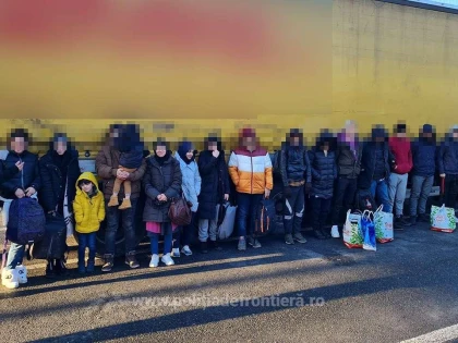 52 de cetăţeni străini ascunși în trei mijloace de transport, depistați de polițiștii de frontieră de la Nădlac II