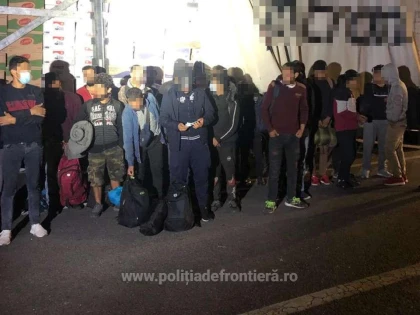 52 de persoane din Siria şi Palestina, depistate ascunse în două mijloace de transport la P.T.F. Nădlac II   