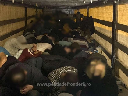 52 de refugiați, depistaţi într-un automarfar. Intenţionau să treacă fraudulos frontiera