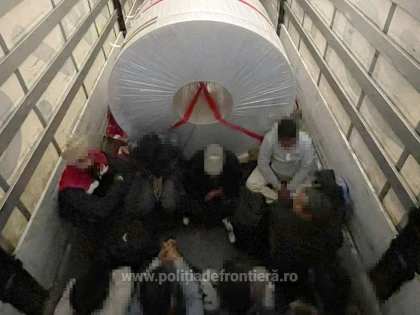 53 de cetăţeni străini au fost depistaţi ascunşi în două TIR-uri, la Nădlac II
