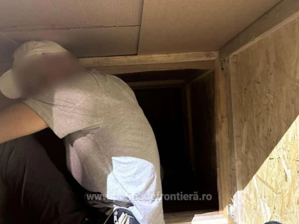 53 de cetăţeni străini au încercat să treacă vama Nădlac ascunși în autoutilitare
