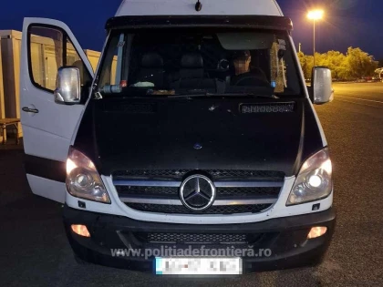 53 de cetăţeni străini, depistați ascunși în mijloace de transport, la frontiera cu Ungaria