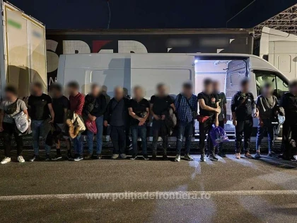 56 de cetăţeni străini, depistați ascunși printre paleţi cu vin şi pervazuri, la Nădlac