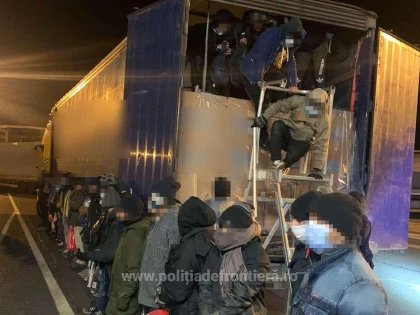 56 de cetăţeni străini depistaţi de poliţiştii de frontieră arădeni, ascunşi în mijloace de transport