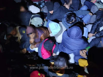 57 de refugiați, depistați ascunși în două TIR-uri şi vagonul unui tren de marfă, la granița cu Ungaria