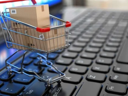 6 din 10 români fac cumpărături online în timpul orelor de program