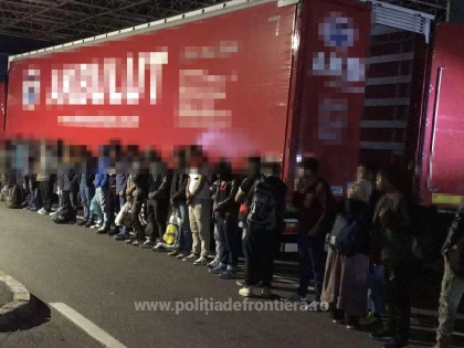 66 de refugiați au încercat să treacă granița ascunși în două automarfare şi pe la “frontiera verde”