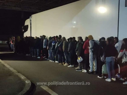 67 cetățeni străini au fost depistați ascunși într-un TIR, la PTF Nădlac II