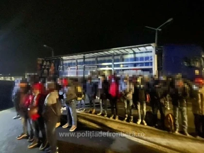 67 de cetăţeni străini ascunși în două mijloace de  transport,  depistați de polițiștii de frontieră de la Nădlac II