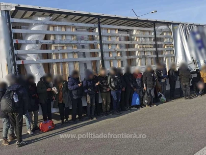 68 de de refugiați au încercat să treacă ilegal în Ungaria, ascunși în mijloace de transport