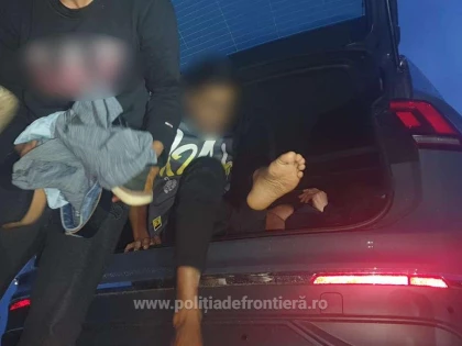 71 de cetăţeni străini opriţi la graniţa cu Ungaria. Unii ascunşi în portbagajele unor autoturisme, alţii depistaţi la frontiera verde