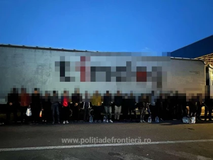 72 de cetățeni străini depistați ascunși în două TIR-uri si un microbuz