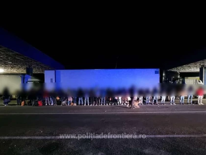 72 de cetăţeni străini, depistați la PTF Nădlac II, ascunşi în trei TIR-uri