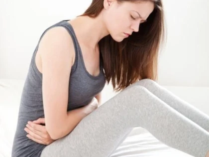 8 REMEDII PENTRU DURERILE MENSTRUALE: TRATAMENTE PE CARE LE POTI FACE ACASA