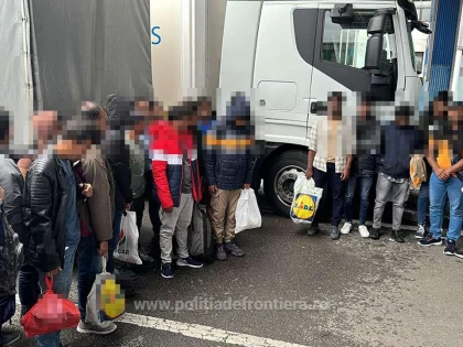 92 de refugiați au încercat să treacă prin vama Nădlac, ascunși într-un TIR și două microbuze