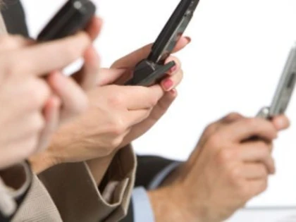 95% dintre români nu ies din casă fără telefon
