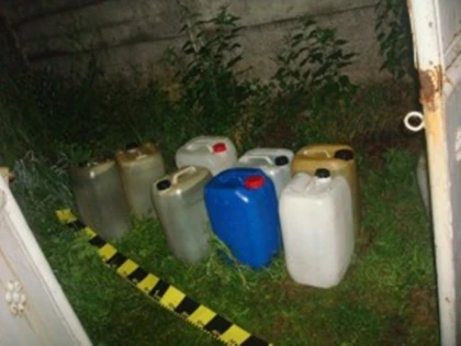 A aruncat benzină peste o mașină și a amenințat proprietarul că îi dă foc