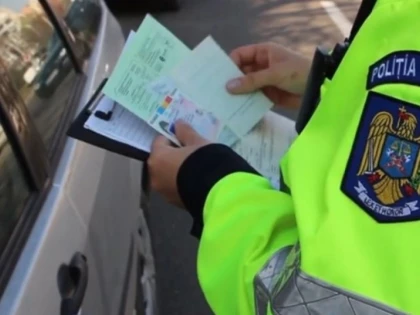 A condus cu permisul suspendat un autoturism neînmatriculat, fiind și sub influența drogurilor