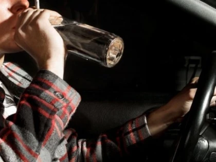 A condus sub influența alcoolului pe o stradă din municipiu