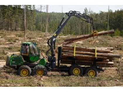 A distrus gardul unui imobil cu un utilaj forestier