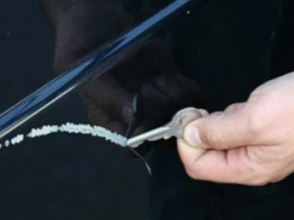 A distrus luneta unei mașini parcate în fața barului din Macea