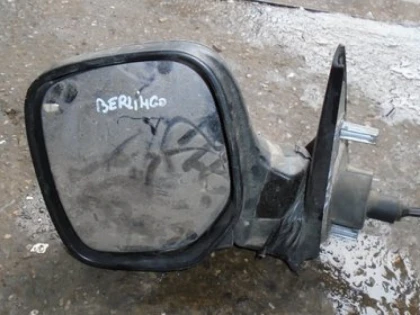 A distrus oglinda unui autoturism
