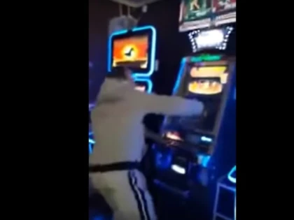 A distrus un aparat de tip slot-maschine, dintr-un local din Chișineu-Criș