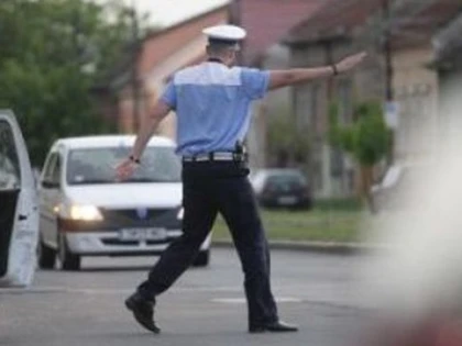 A furat o mașină din Dieci, cu care s-a plimbat prin localitate, neavând permis de conducere, fiind și beat