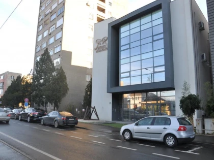 A furat tabla cu reclama, de pe Romanilor
