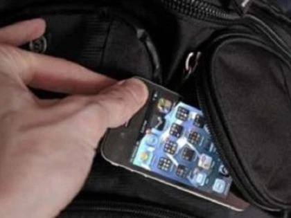A furat un telefon mobil dintr-o școală din Sântana și s-a ales cu dosar penal
