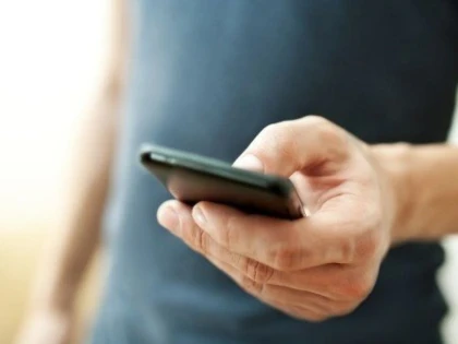 A găsit un telefon în coșul de cumpărături și nu l-a predat