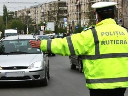 A ignorat semnalele polițiștilor și nu s-a oprit până în propria curte