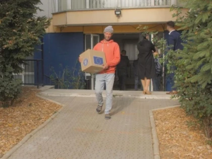 A început distribuirea pachetelor cu 25 de kilograme de alimente