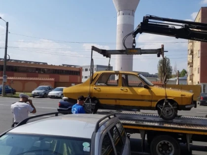 A început ridicarea maşinilor abandonate